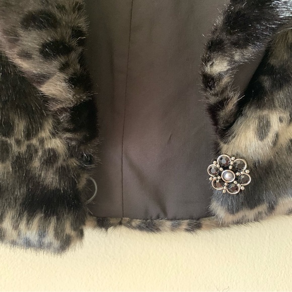 JESSICA SIMPSON’s Cape - Picture 5 of 7